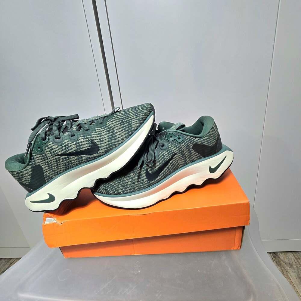 Nike Motiva Women's Walking Shoes Vintage Green/Light Army 6.5
